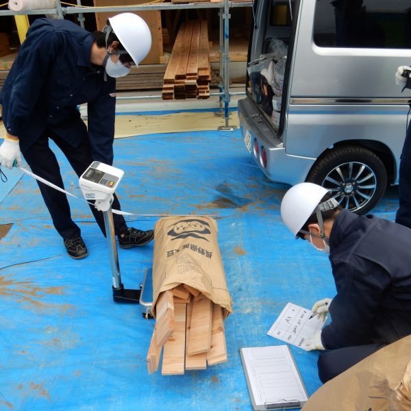 廃棄物の重量を計測しています。