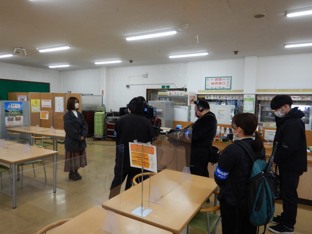 学生食堂のエネルギー消費量調査について説明する鍋田さん