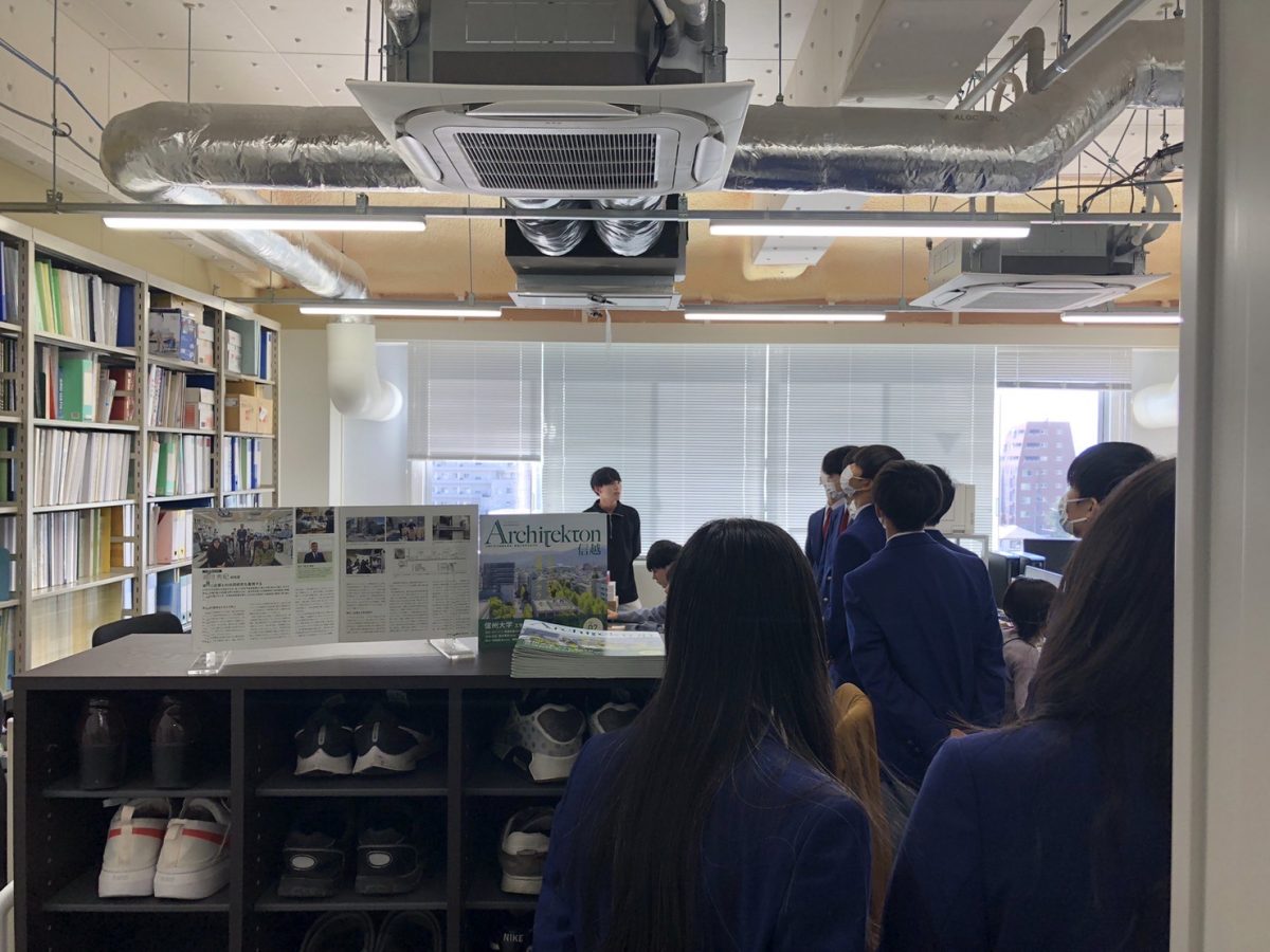 研究室内を見学する高校生