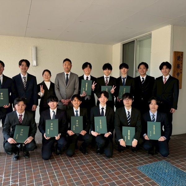 学科棟前でパシャリ！