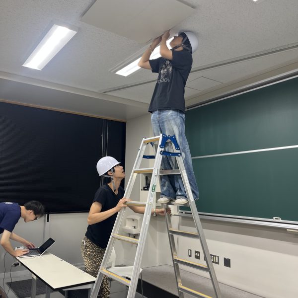 高所での作業は慎重に ... 。