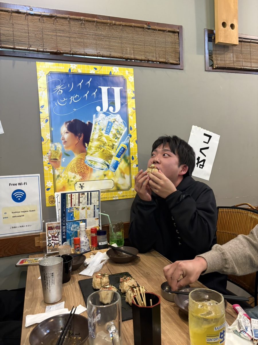 食べているのは焼きおにぎりです。